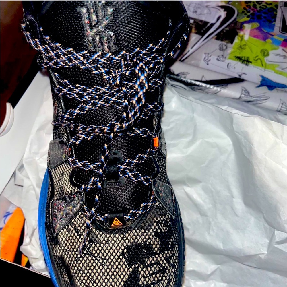 Size 10 men’s Kyrie shoe’s Nike